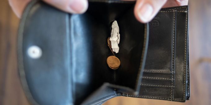 Hohe Beträge - Immer mehr Schweizer haben Schulden beim Staat