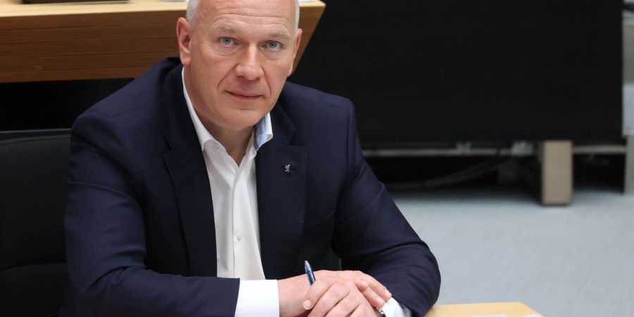 Berlins Regierender Bürgermeister Kai Wegner (CDU) spricht sich dafür aus, Verwaltungssprache verständlich zu machen.