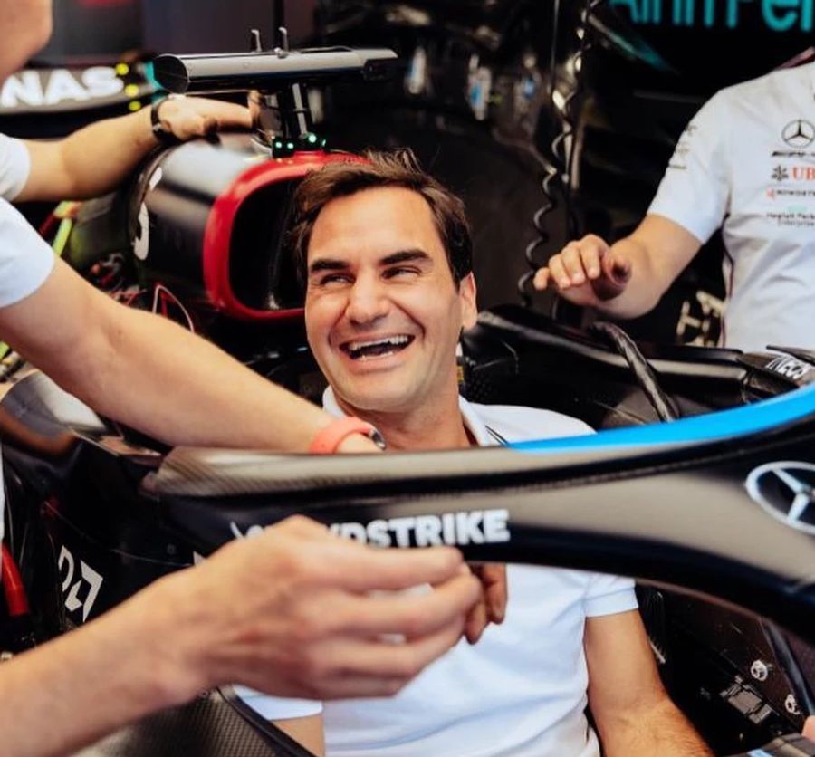 Das Cockpit von George Russell lässt sich Federer nicht entgehen.