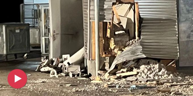 In Buchs ZH - Bilder: Unbekannte sprengen Bankomat und flüchten