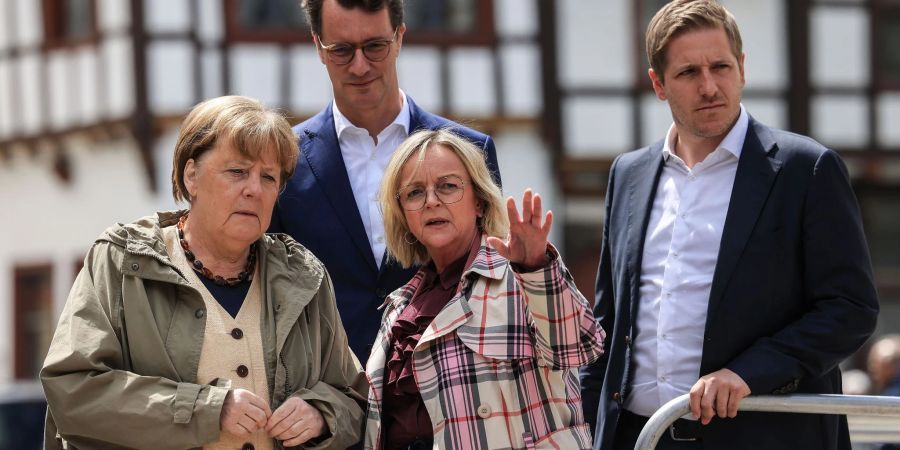 Altkanzlerin Angela Merkel (-r), NRW-Ministerpräsident Hendrik Wüst, Bürgermeisterin Sabine Preiser-Marian (CDU) und Landrat Markus Ramers in Bad Münstereifel.