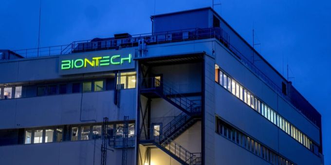 Eine Medizinerin aus Hamburg klagte wegen mutmasslicher Impfschäden gegen den Impfstoffhersteller Biontech. biontech logo
