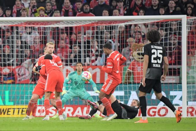 Die Entscheidende Szene im Spiel zwischen dem FC Bayern München und dem SC Freiburg: Jamal Musiala springt der Ball an die Hand. jamal musiala