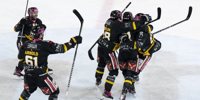 Ajoies Spieler feiern ihren Sieg im dritten Spiel der Eishockey Ligaqualifikation der National League zwischen dem HC Ajoie und dem HC La Chaux-de-Fonds. (KEYSTONE/Peter Schneider) hc ajoie