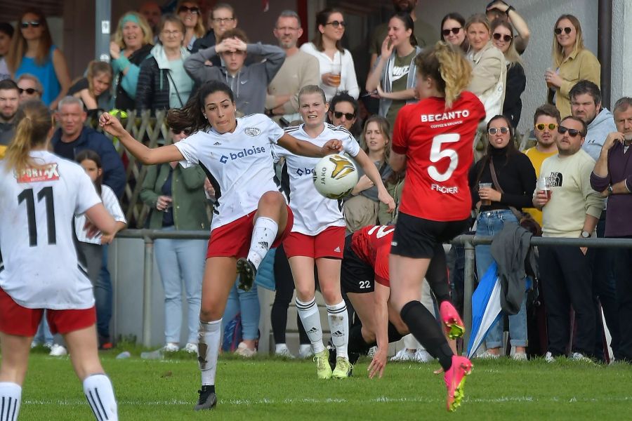 Ilaria Castignetti im Zweikampf mit Lorena Fischer von Ostermundigen.