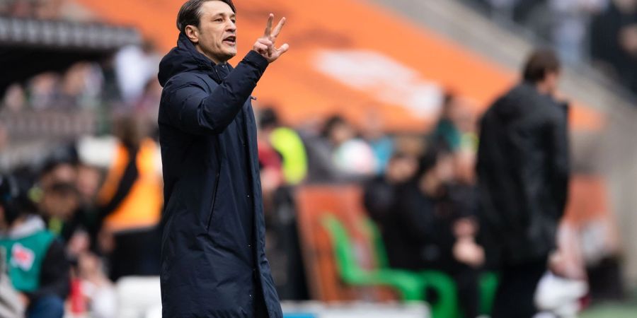 Wolfsburgs Trainer Niko Kovac gestikuliert an der Seitenlinie.