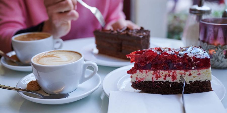 Die Nachmittagsmahlzeit mit Kaffee und Kuchen bleibt bei den Menschen in Deutschland beliebt.