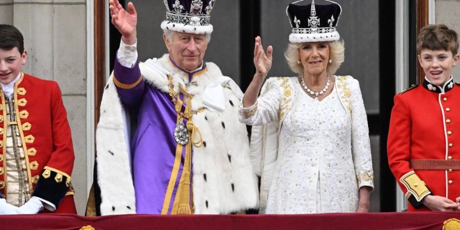 König Charles III. und Königin Camilla am Tag der Krönung in London.