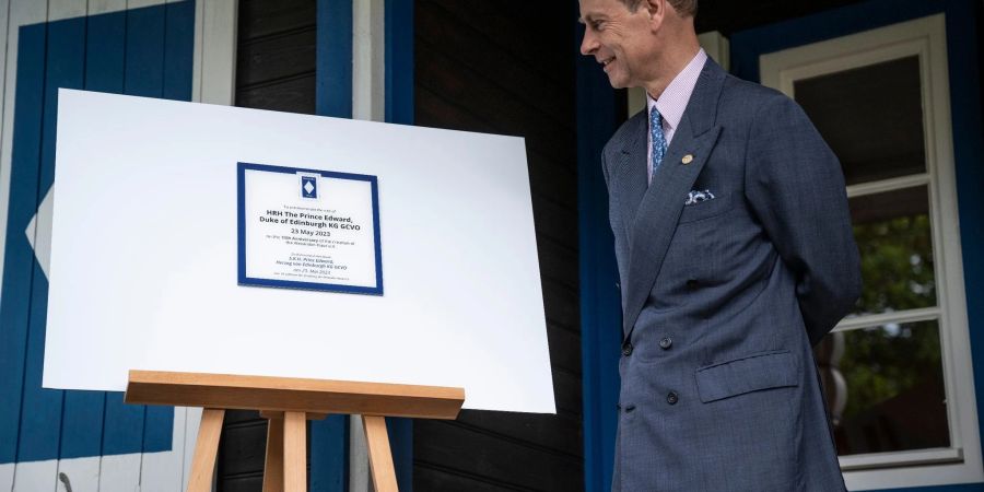 Prinz Edward schaut sich die Ehrenplakette am Alexander Haus in Gross Glienicke an.