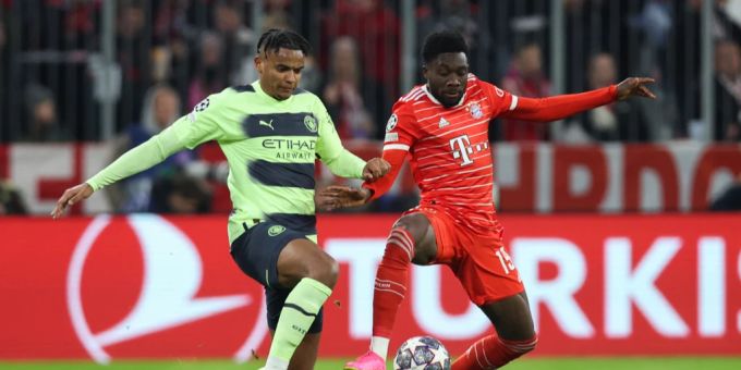 Alphonso Davies im Duell mit Manuel Akanji. FC Bayern