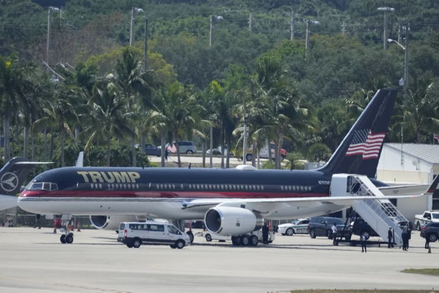 Sein Privat-Flugzeug bringt den Ex-Präsidenten nach New York.