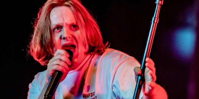 Gesundheitsprobleme - Muss Lewis Capaldi mit der Musik aufhören?