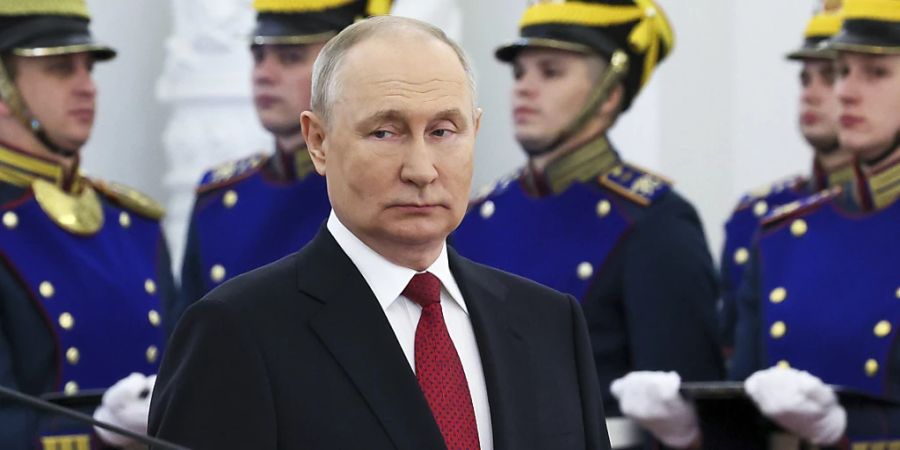 Wladimir Putin (vorne), Präsident von Russland, nimmt an einer Zeremonie zur Verleihung von Goldmedaillen an russische Helden der Arbeit und für nationale Auszeichnungen in den Bereichen Wissenschaft und Technologie, Literatur und Kunst, humanitäre Bemühungen, Wohltätigkeit und Menschenrechtsverteidigung für das vergangene Jahr teil. Foto: Gavriil Grigorov/Pool Sputnik Kremlin/AP/dpa