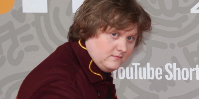 Lewis Capaldi zeigte sich Anfang des Jahres zum ersten Mal bei den Brit Awards mit seiner Freundin. Lewis Capaldi