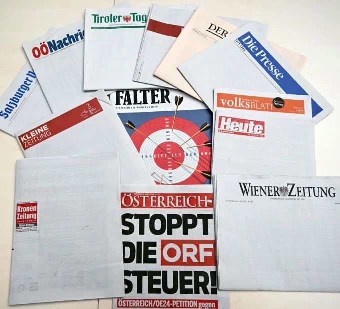 Die leeren Titelseiten der österreichischen Tageszeitungen als Protest gegen die ORF-Gebühr. leere Titelseiten ORF Gebühr