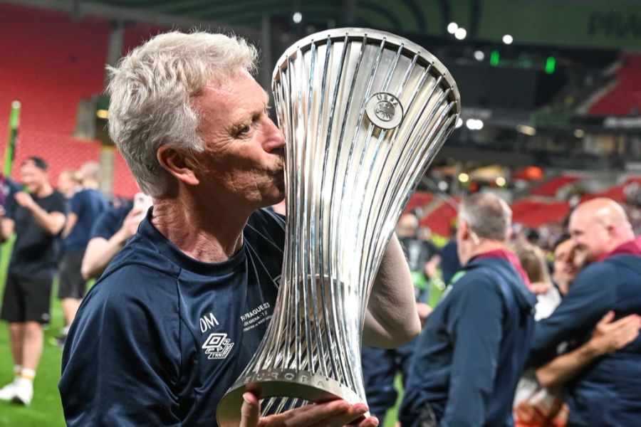 Trainer David Moyes küsst den Pokal.