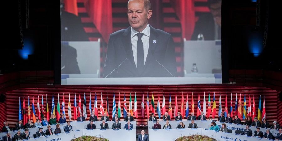 Bundeskanzler Olaf Scholz (SPD, M) spricht beim Gipfel des Europarates in Islands Hauptstadt Reykjavik.