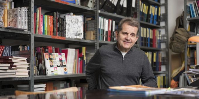 David Basler, Mitbegründer und Verlagsleiter der Edition Moderne, 2019 in seinem Atelier in Zürich, Schweiz. David Basler