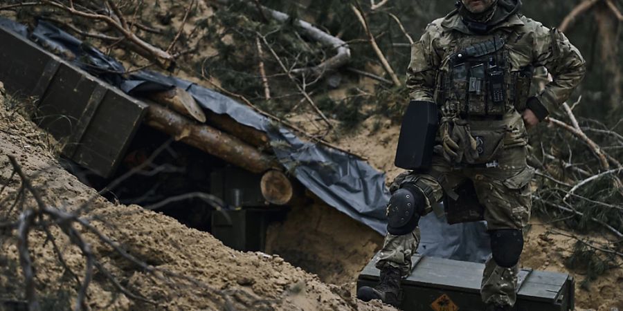 dpatopbilder - Ein ukrainischer Soldat steht in einem Graben in der Nähe der russischen Stellungen in der Region Luhansk. Foto: LIBKOS/AP/dpa