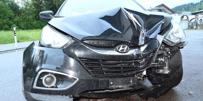 Wattwil SG: Fahrunfähig mit Auto in Treppe geprallt. Wattwil SG Unfall
