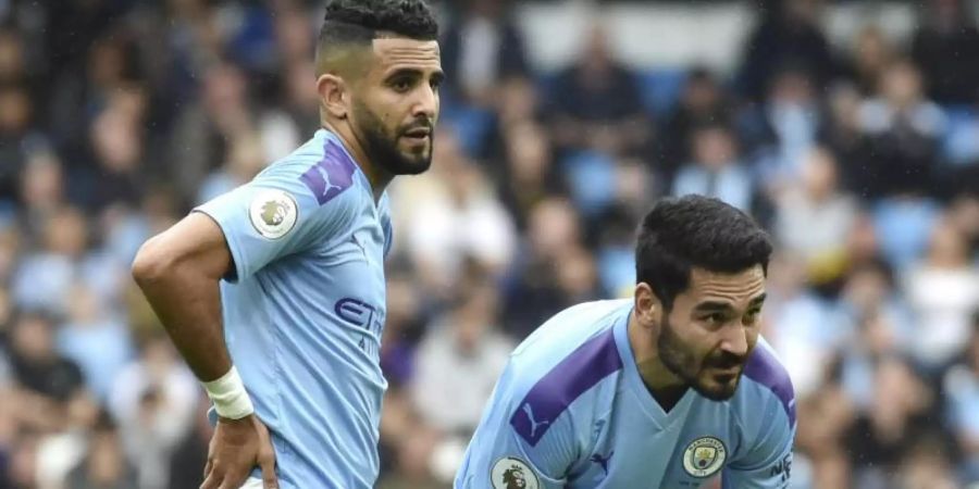 Liegt mit Manchester City bereits acht Punkte hinter dem FC Liverpool zurück: Ilkay Gündogan (r) mit seinem Teamkollegen Riyad Mahrez. Foto: Rui Vieira/AP/dpa