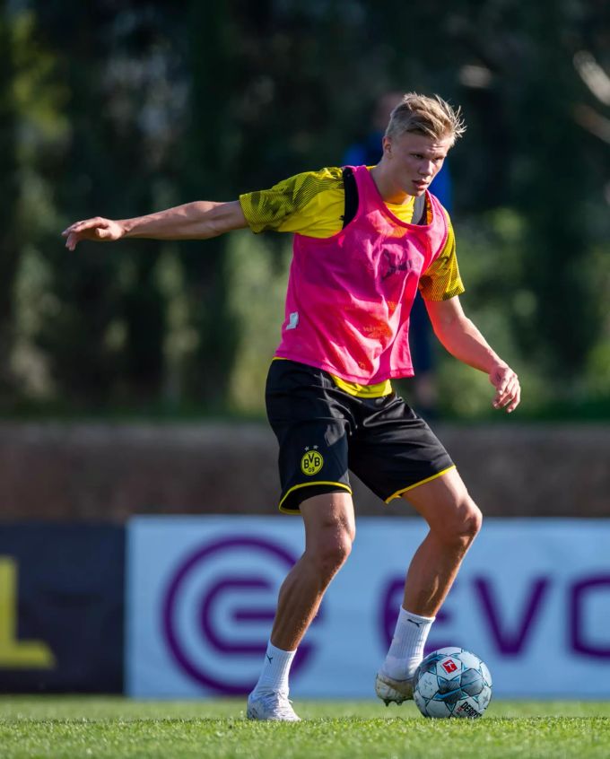 Dortmunds Erling Haaland hat bei seiner ersten Trainingseinheit mit dem BVB den Ball am Fuss. Trainingslager Borussia Dortmund