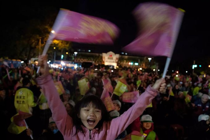 Anhänger von Ing-wen, Präsidentin von Taiwan, jubeln dieser bei einer Wahlkampfveranstaltung zu. taiwan wahlkampf