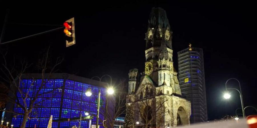 Nach Hinweisen auf einen möglicherweise verdächtigen Gegenstand räumte die Polizei am Samstagabend den Berliner Weihnachtsmarkt am Breitscheidplatz. Foto: Gregor Fischer/dpa