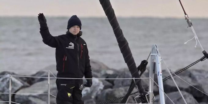 Greta Thunberg an Bord des Katamarans «La Vagabonde». Foto: Rob Ostermaier/The Virginian-Pilot/AP/dpa Greta Thunberg an Bord des Katamarans «La Vagabonde». Foto: Rob Ostermaier/The Virginian-Pilot/AP/dpa