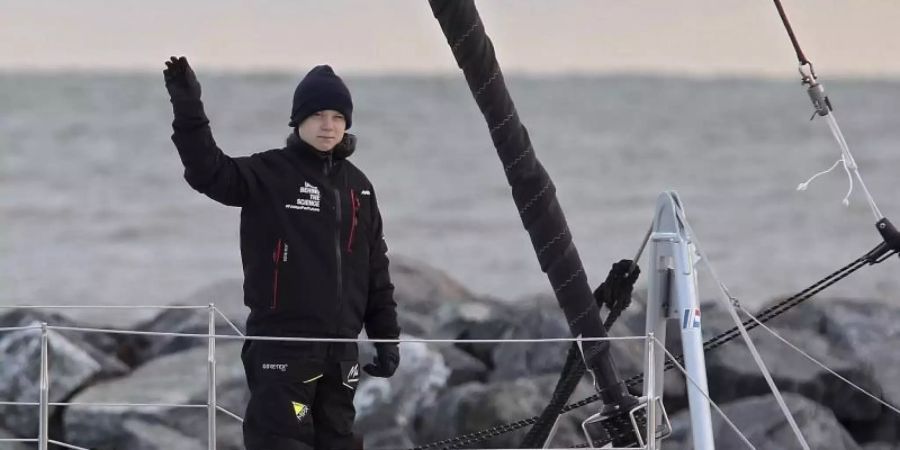 Greta Thunberg an Bord des Katamarans «La Vagabonde». Foto: Rob Ostermaier/The Virginian-Pilot/AP/dpa