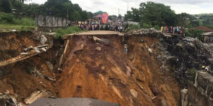 Fortgespülte Strasse in der Nähe von Kinshasa Ende November