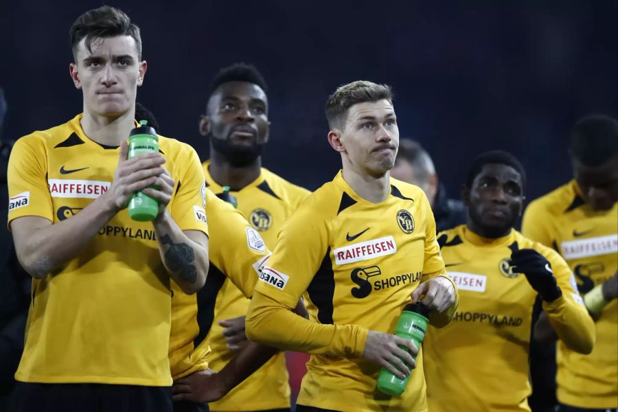 YBs Cedric Zesiger, Jean-Pierre Nsame, Christian Fassnacht und Roger Assale, von links, nach dem Super League Spiel zwischen dem FC Basel und dem BSC Young Boys Bern am Sonntag, 1. Dezember 2019 im Stadion St. Jakob-Park in Basel. (KEYSTONE/Peter Klaunzer)