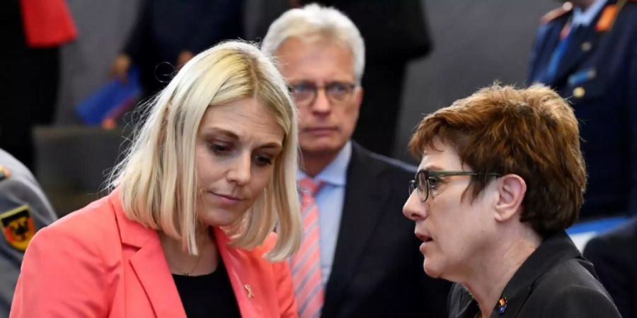 Kramp-Karrenbauer (rechts) in Brüssel