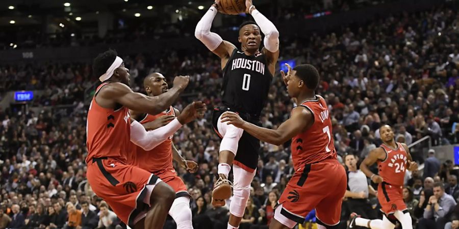 Houstons Russell Westbrook kontrolliert in Toronto gegen drei Gegenspieler den Ball