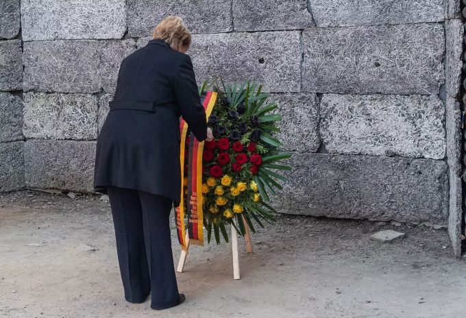 Bundeskanzlerin Angela Merkel (CDU) bei einer Kranzniederlegung an der Todesmauer im ehemaligen deutschen Konzentrationslager Auschwitz. Bundeskanzlerin Merkel besucht Auschwitz