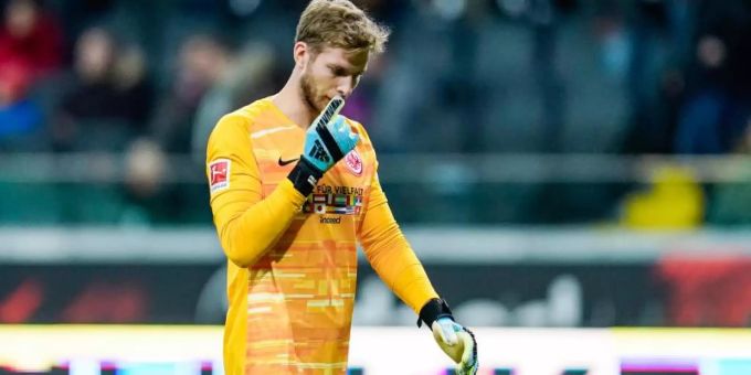 Bedient: Eintracht-Keeper Felix Wiedwald. Foto: Uwe Anspach/dpa