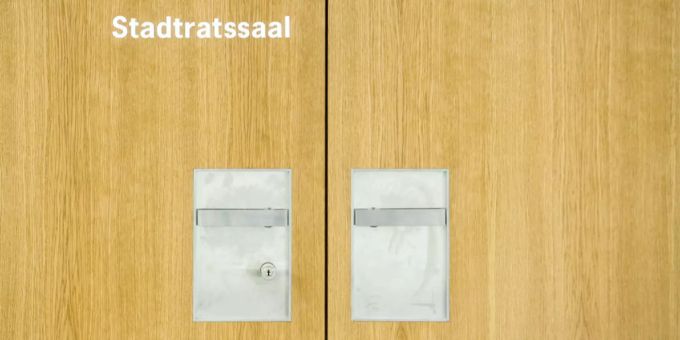 Der Schriftzug Stadtratssaal an der Eingangstüre der Stadtratssitzung der Stadt Winterthur. Winterthur stadtrat