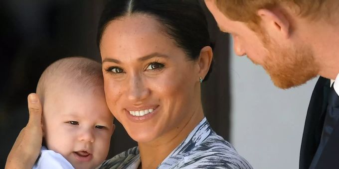Image-Wandel? - Meghan trägt in Afrika Recycling-Kleider und Kopftuch
