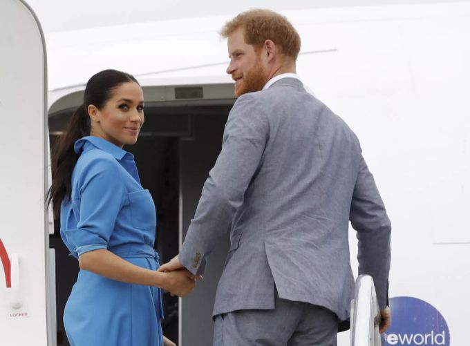 Diese schöne Robe aus blauem Stoff trug Meghan bereits vor einem Jahr bei ihrem Besuch in Tonga. meghan markle