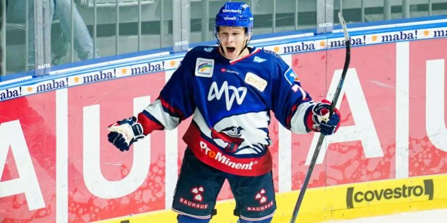 Schoss die Adler Mannheimer zum Sieg gegen Straubing: Jan-Mikael Järvinen. Foto: Uwe Anspach/dpa