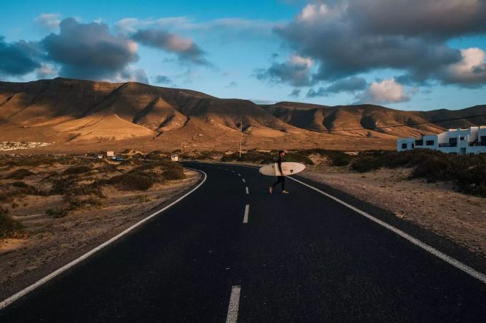 Windsurfer und Surfer lieben die Insel. Surfer auf Lanzarote