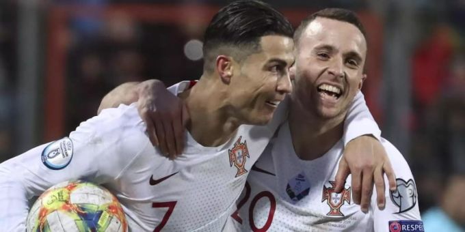 Cristiano Ronaldo (l) erzielte sein 99. Länderspieltor für Portugal. Foto: Francisco Seco/AP/dpa Cristiano Ronaldo (l) erzielte sein 99. Länderspieltor für Portugal. Foto: Francisco Seco/AP/dpa