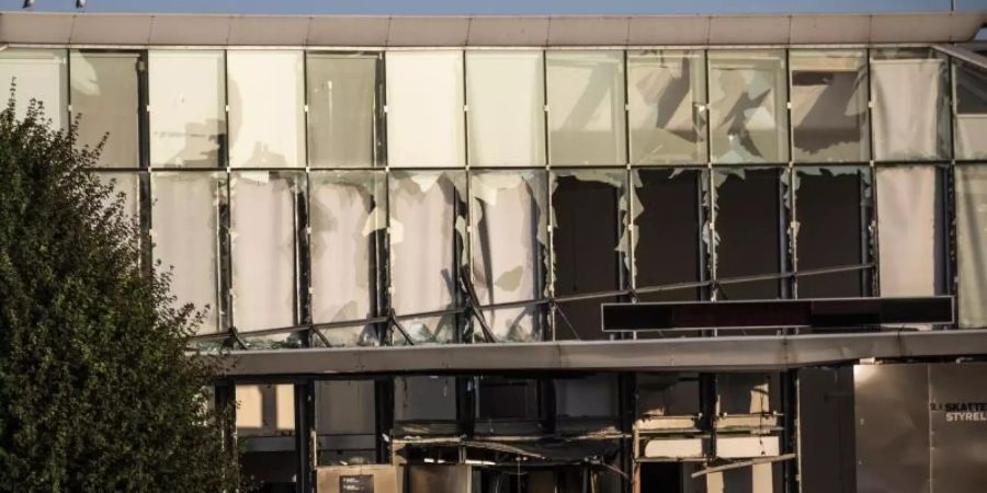 Glasreste zerbrochener Fensterscheiben, die durch eine Explosion am Eingang der dänischen Steuerbehörde zerstört wurden, hängen noch in den Fensterrahmen. Foto: Olafur Steinar Rye Gestsson/Ritzau Scanpix/AP/dpa