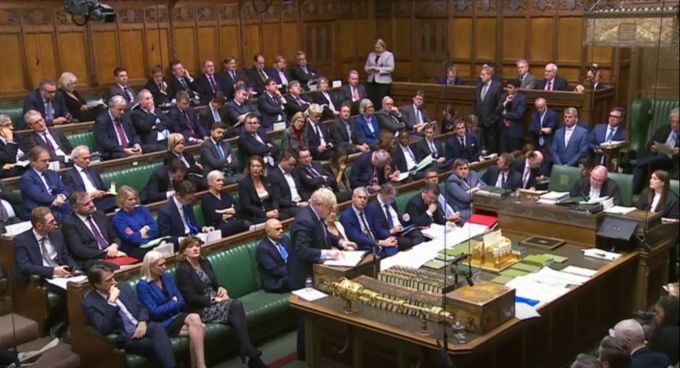 Boris Johnson Premierminister von Grossbritannien, spricht im Unterhaus (bestmögliche Qualität). Johnson steuert am Dienstagabend auf eine hauchdünne und möglicherweise wegweisende Parlamentsentscheidung zum Brexit zu. Brexit