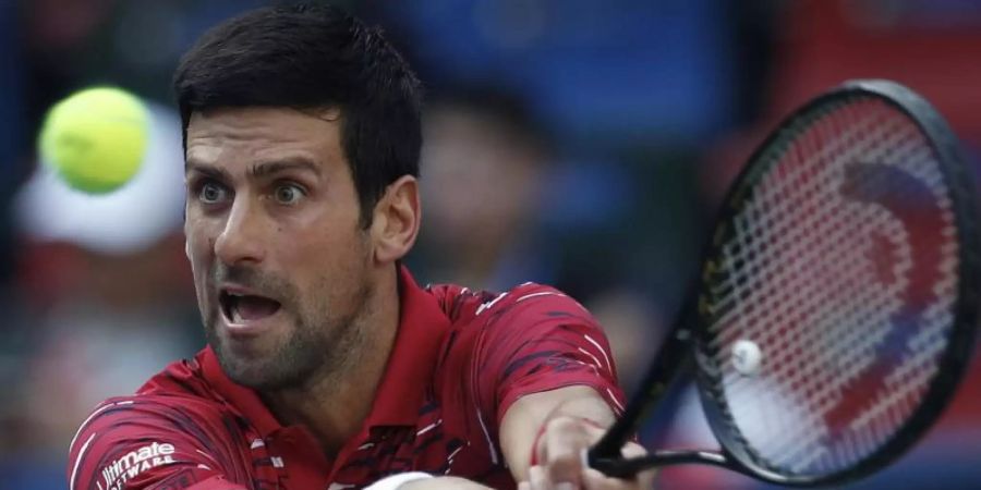 Novak Djokovic schlägt für das serbische Davis-Cup-Team auf. Foto: Andy Wong/AP/dpa