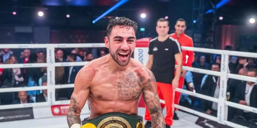 Artem Harutyunyan jubelt nach seinem Sieg im Kampf gegen den Russen Islam Dumanow um den Internationalen IBO-Titel. Foto: Jens Büttner/dpa-Zentralbild/dpa