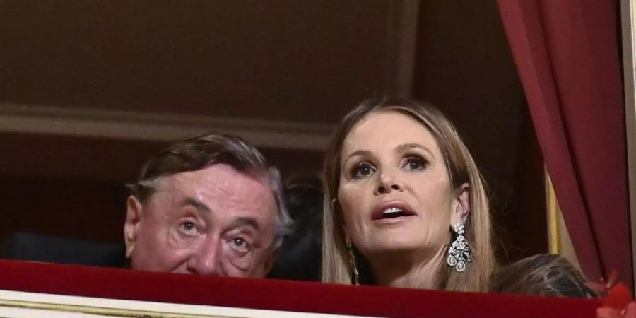Das Model Elle Macpherson begleitete Richard Lugner in diesem Jahr zum Ball. Foto: Hans Punz/APA/dpa