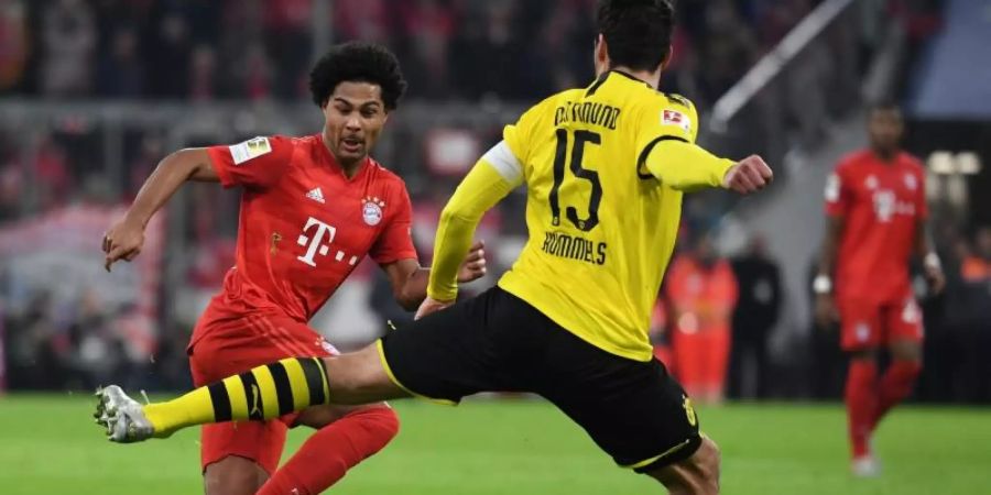 Auf dem falschen Fuss erwischt: BVB-Verteidiger Mats Hummels hat gegen seinen Ex-Bayern-Teamkollegen Serge Gnabry das Nachsehen. Foto: Sven Hoppe/dpa