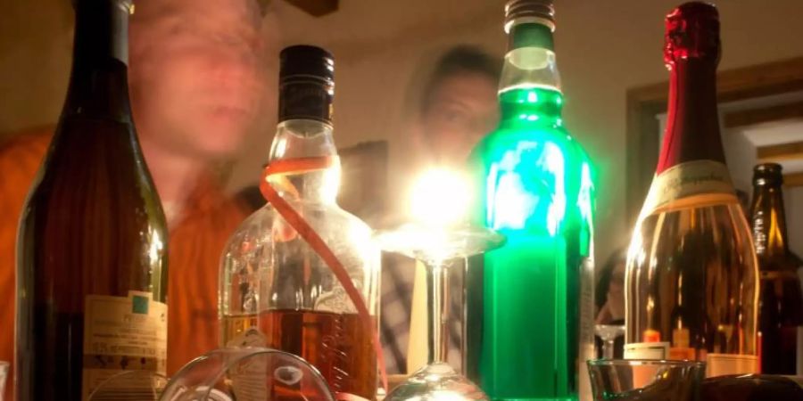 Wer zu tief ins Glas schaut, wacht am nächsten Morgen meist mit einem dicken Schädel auf und fühlt sich krank. Hat die Wissenschaft mittlerweile ein Anti-Kater-Mittel gefunden?. Foto: Patrick Pleul/dpa-Zentralbild/dpa
