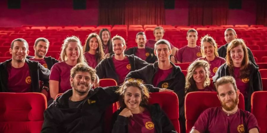 Die Gruppe «I ragazzi del Cinema America» (etwa: Die Jungen und Mädchen vom Kino America) im geschlossenen "Cinema Troisi". Foto: Valerio Carocci/Associazione Piccolo America/dpa